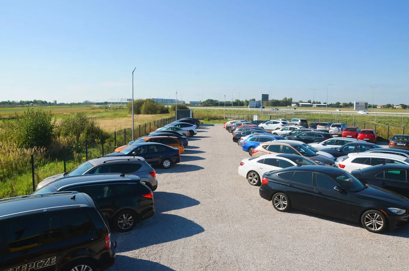 Samochody na parkingu | Royal Parking - parking przy lotnisku Chopina Warszawa Okęcie