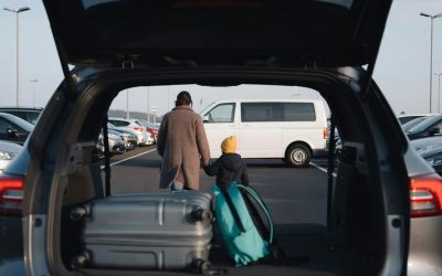 Jak przygotować dziecko i bagaże do transferu z parkingu przed lotem