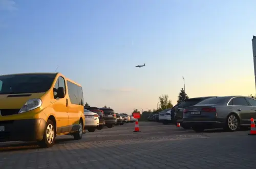 Parking utwardzany | Royal Parking - parking przy lotnisku Chopina Warszawa Okęcie